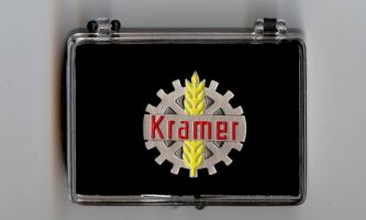 Kramer Pin Logo 25 mm Durchmesser (Geschenkbox 58x43x18mm)