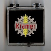 Kramer Pin Logo 25mm Durchmesser(Geschenkbox 40x40x18 mm)