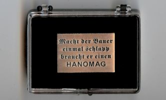 Hanomag Pin Spruch 30x20 mm (mit Geschenkbox 58x43x18mm)