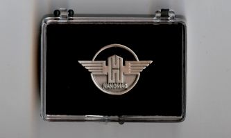 Hanomag Logo Pin 30x20 mm (mit Geschenkbox 58x43x18mm)