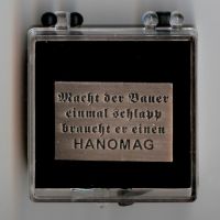 Hanomag Pin Spruch 30x20 mm (mit Geschenkbox 40x40x18 mm)