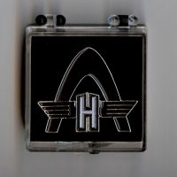 Hanomag Pin Logo Bogen 35x32 mm (mit Geschenkbox 40x40x18 mm)