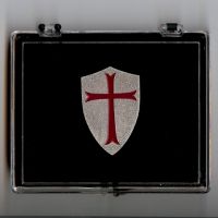 Kreuzritter Templer Pin Wappenschild 30x50 mm (Geschenkbox 110x9